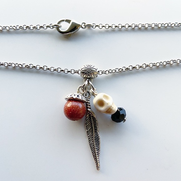 🔴Skull goldstone necklace .Goldstone bead leaf & white skull charm boho feather - Picture 6 of 9